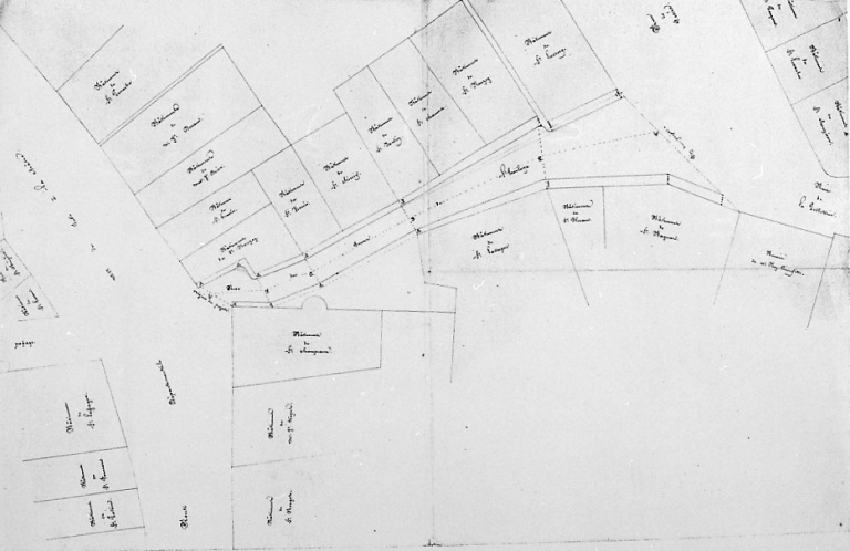 Plan partiel concernant la construction de caniveaux, de chanfrein pavés et de chanfrein d'empierrement dans la rue des Tours de l'Horloge et dans celle du Clocher. Ce plan du centre ville montre les parcelle bâties sur les deux côtés de la rue des Tour de l'Horloge et quelques parcelles bâties donnant sur la route départementale de Tulle à la Châtre (actuelles Grande rue et place Courtaud). Sur ce plan, daté du 9 novembre 1845 et antérieur au percement de la route d'Aubusson, apparaît la tour d'escalier en demi-hors-oeuvre, aujourd'hui démolie, de la maison située 1 Grande rue et donnant aussi sur la rue des Tours de l'Horloge.