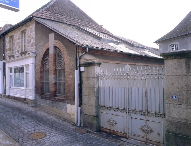 Vue, depuis la rue Feydeau, du portail donnant accès à la cour et de l'atelier des cartonniers, recouvert d'un toit en appentis et occupant le côté est de la cour.