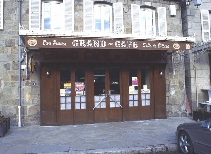 Hôtel de voyageurs : 2, 4, 6 place Courtaud. Vue des anciennes écuries de l'hôtel de voyageurs Lopez, transformées au début du 20e siècle, en café. Ce café, toujours en activité est appelé 'le Grand Café'.