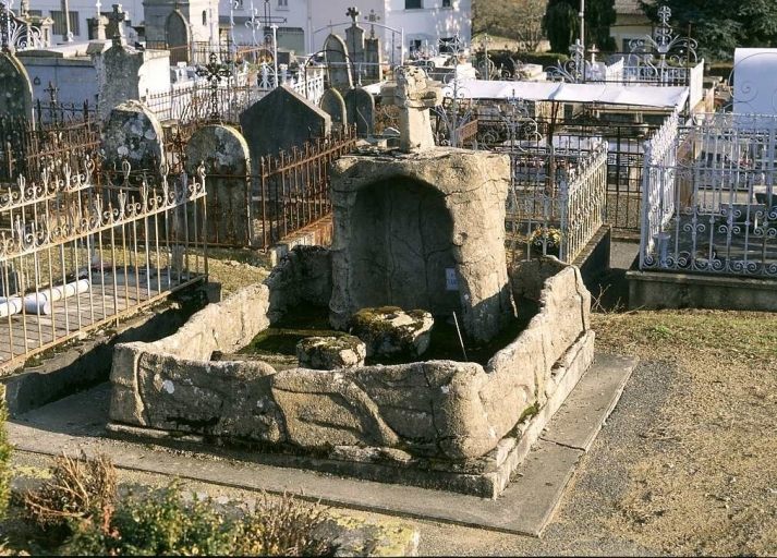 Tombe (n° 8). Tombe en ciment armé traité à la manière des rocailleurs. Vue d'ensemble.