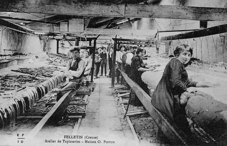 Carte postale éditée vers 1913 montrant les lissiers et les lissières au travail.