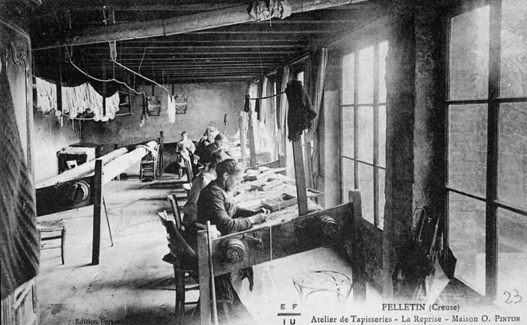 Carte postale éditée vers 1913, montrant les rentrayeuses ou couseuses au travail.