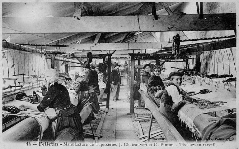 Carte postale éditée vers 1905, montrant l'atelier de tissage. Le personnage debout au centre, est vraisemblablement Olivier Pinton.