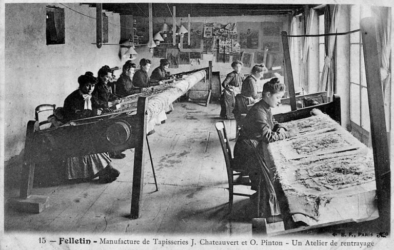 Carte postale éditée vers 1905, montrant l'atelier de couture ou de rentrayage.