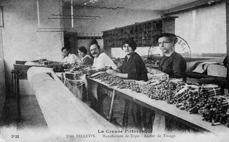 Un atelier de tissage de tapisserie (non localisé). Au premier plan, une tapisserie vient d'être terminée, les ouvrières trient des flutes.