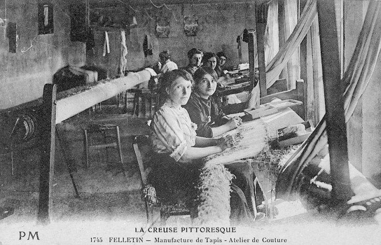 Carte postale réalisée vers 1915 montrant l'atelier de couture ou de rentrayage.