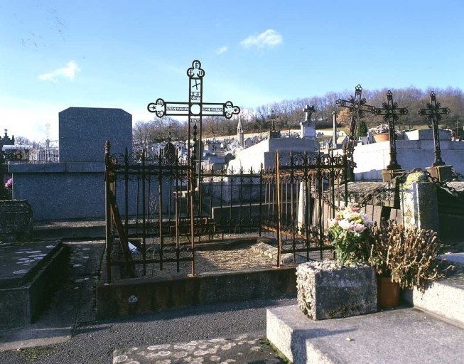 Tombe n° 3. Tombe entourée d'une grille en métal et surmontée d'une croix également en métal ; l'intérieur de la croix est orné de lettres, du nom de la défunte et de la date de sa mort. Vue d'ensemble.