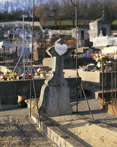 Tombe (n° 19). Tombe avec croix en granite ornée d'un coeur en métal émaillé.