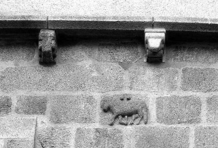 Mur nord du choeur. Vue de détail montrant une pierre sculptée réemployée et représentant un agneau pascal.