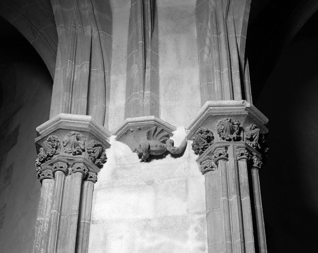 Croisée du transept, angle nord-ouest. Vue d'ensemble des deux chapiteaux des colonnes engagées (chapiteaux 1 et 2) et du culot de retombée d'ogive (culot 15).