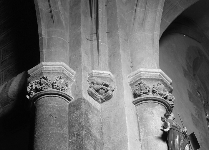 Croisée du transept, angle sud-ouest. Vue d'ensemble des deux chapiteaux des colonnes engagées (chapiteaux 7 et 8) et du culot de retombée de voûte (culot 18).