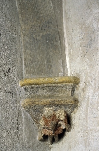 Nef, première travée. Culot recevant la retombée de l'arc de la chapelle sud. Culot 30.