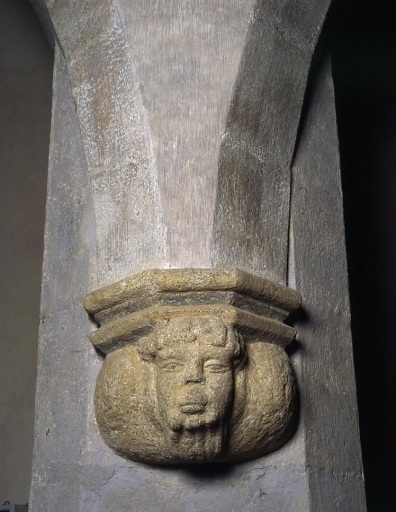 Nef, côté nord. Culot recevant les retombées d'arc de la première et de la deuxième chapelle latérale. Culot 31.