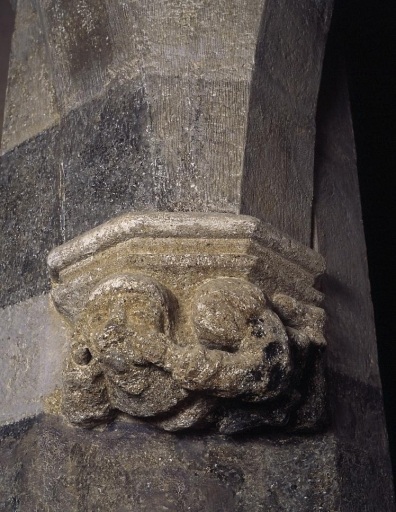 Nef, côté sud. Culot recevant les retombées d'arc de la première et de la deuxième chapelle latérale. Culot 32.