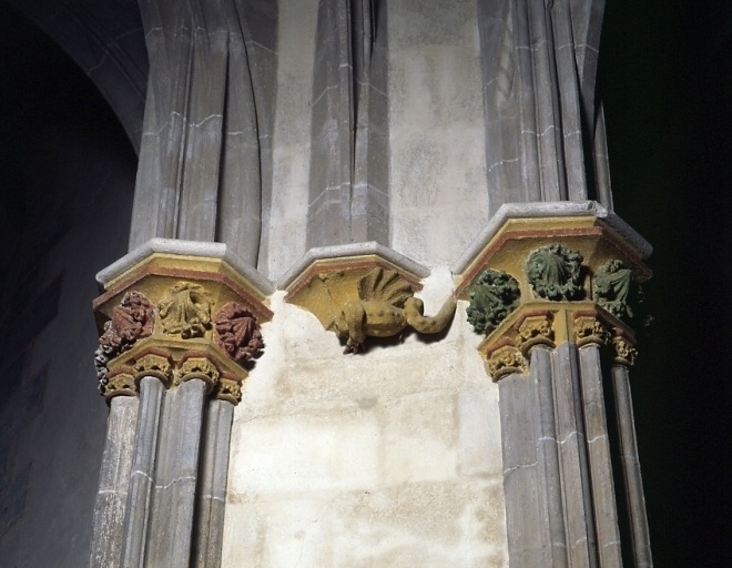 Croisée du transept, angle nord-ouest. Vue d'ensemble des deux chapiteaux des colonnes engagées (chapiteaux 1 et 2) et du culot de retombée de voûte (culot 19).