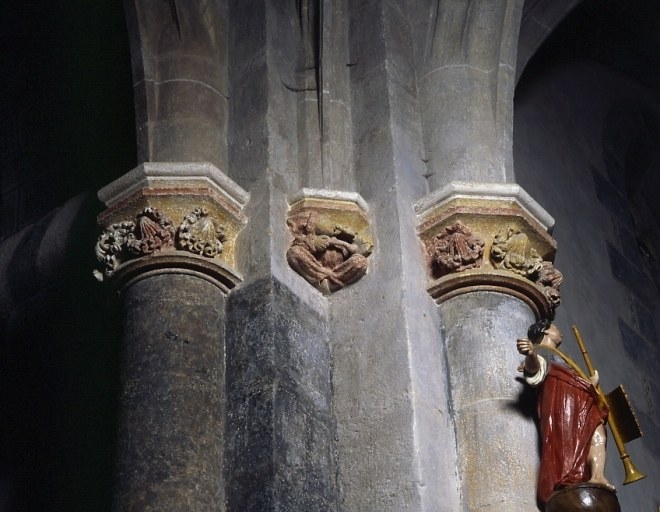 Croisée du transept, angle sud-ouest. Vue d'ensemble des deux chapiteaux des colonnes engagées (chapiteaux 7 et 8) et du culot de retombée d'ogive (culot 18).