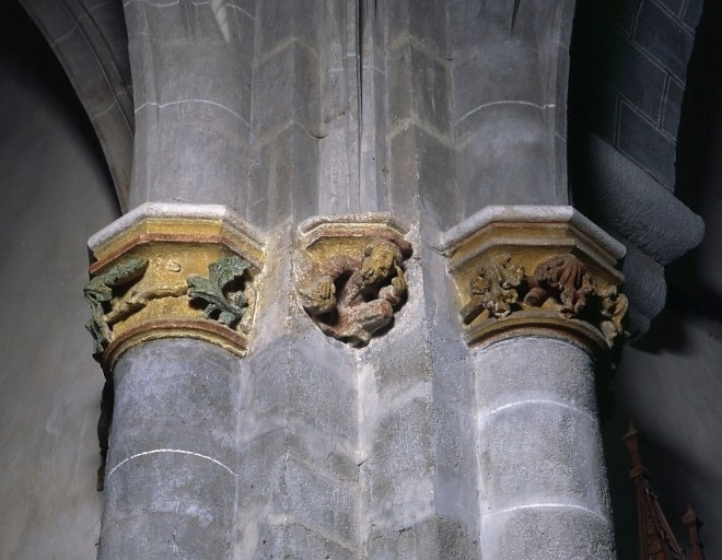 Croisée du transept, angle nord-est. Vue d'ensemble des deux chapiteaux des colonnes engagées (chapiteaux 2 et 4) et du culot de retombée d'ogive (culot 16).