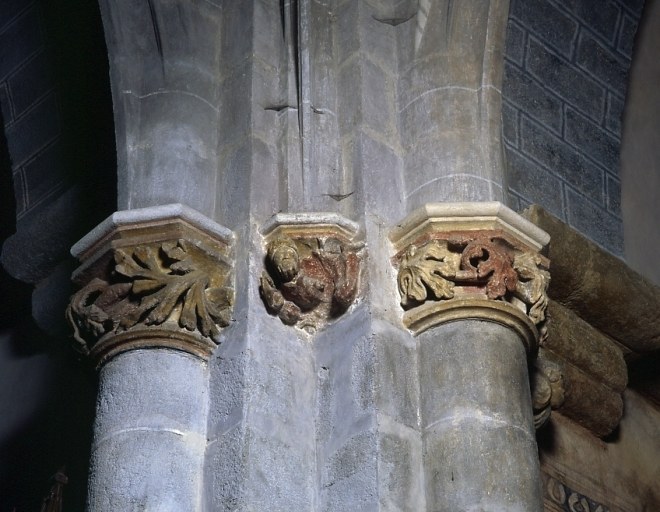 Croisée du transept, angle sud-est. Vue d'ensemble des deux chapiteaux des colonnes engagées (chapiteaux 5 et 6) et du culot de retombée d'ogive (culot 17).