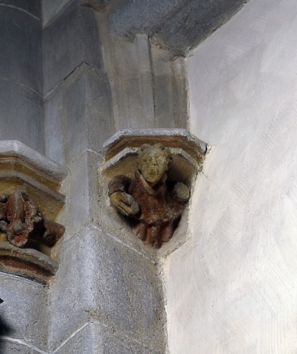 Choeur, angle nord-ouest. Culot d'une ancienne retombée d'ogives. Culot 19.