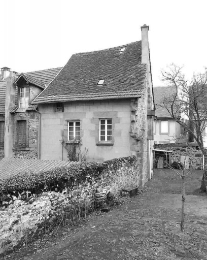 2, 4 rue Coudert. Maison (AK 277, 278). Vue de l'élévation postérieure, donnant au sud et montrant les deux baies du premier étage à encadrement chanfreiné et les vestiges d'une tour d'angle en encorbellement.