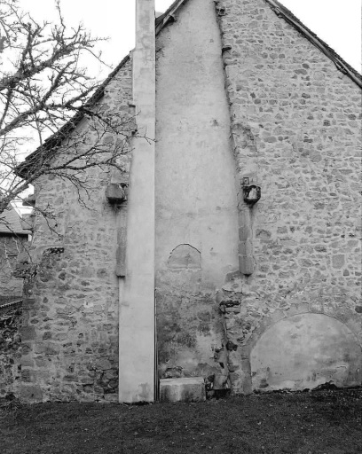 2, 4 rue Coudert. Maison (AK 277, 278). Vue, depuis l'est montrant le mur pignon avec les vestiges de deux cheminées et l'encadrement d'une porte en anse de panier, aujourd'hui murée.