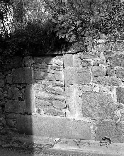 Rue Coudert. Fontaine aménagée dans le mur de clôture d'un jardin (section A K 201) ; cette fontaine est aujourd'hui murée.