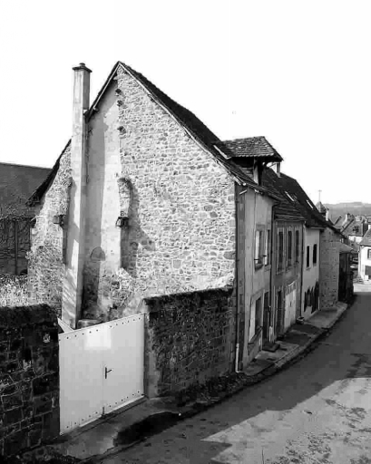 2, 4 rue Coudert. Maison (cadastre numérisé, année 20003, AK 277, 278). Vue, depuis la rue montrant le mur pignon avec les vestiges de deux cheminées et l'encadrement d'une porte en anse de panier, aujourd'hui murée.