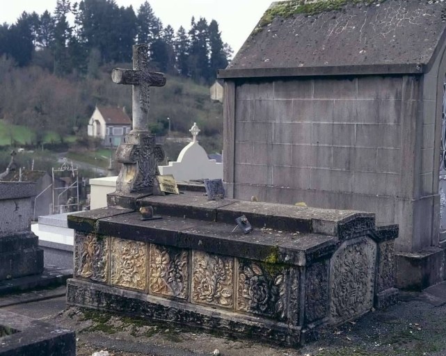 Tombe (n° 16). Tombe ornée de plaques réalisées en ciment armé, à la manière des rocailleurs, et représentant un décor floral. Vue d'ensemble.