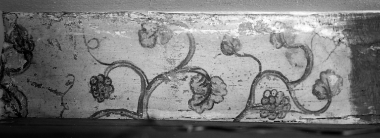 Intérieur, rez-de-chaussée. Vue d'un décor peint situé sur une poutre et représentant des sarments de vigne.