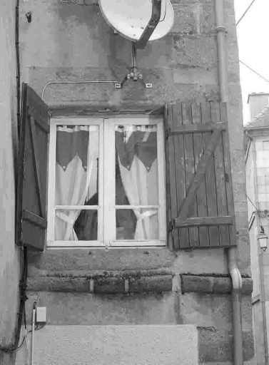 Rue des Tours de l'Horloge ; 2 route d'Aubusson. Maison (AM 60). Vue partielle montrant le linteau d'une fenêtre du premier étage (linteau probablement réemployé et portant la date '1600' ?) et le bandeau médiéval délimitant les deux niveaux.