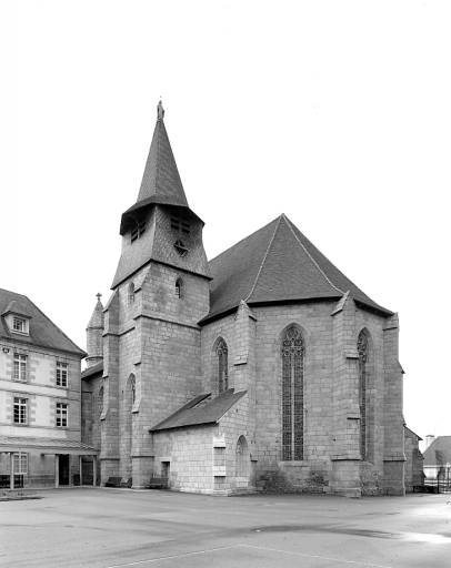 Vue d'ensemble depuis le sud-est montrant le choeur et le clocher.