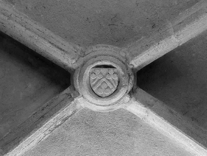 Chapelle latérale nord du choeur. Vue de la clef de voûte ornée d'un blason similaire à celui d'un des quatre culots : 'd'argent à un chevron de sinople accompagné de 3 trèfles de même, 2 et 1'.