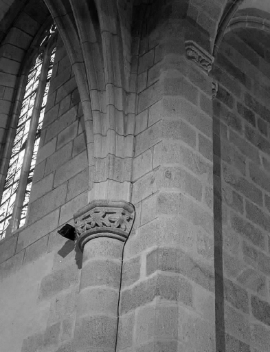 Vue partielle montrant le chapiteau de la colonne sud du choeur et l'imposte de l'arcade de la chapelle latérale sud de la troisième travée.