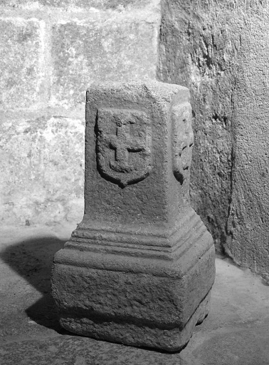 Vue d'un socle sculpté aux armes d'Aubusson.