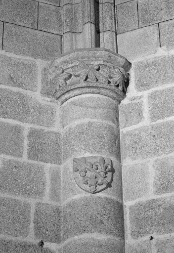 Choeur. Vue du décor de la colonne située à droite de la baie axiale ; le chapiteau est orné de motifs végétaux et le fut est orné des armoiries de la famille de Bourbon, en l'occurrence armoiries de Pierre II de Bourbon.