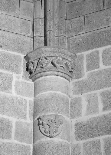 Vue du décor de la colonne située à droite de la baie axiale ; le chapiteau est orné de motifs végétaux et le fut est vraisemblablement orné d'un écu d'alliance rappelant le mariage de Pierre II de Bourbon avec la fille de Louis XI, Claude de France, devenue Anne de Beaujeu.