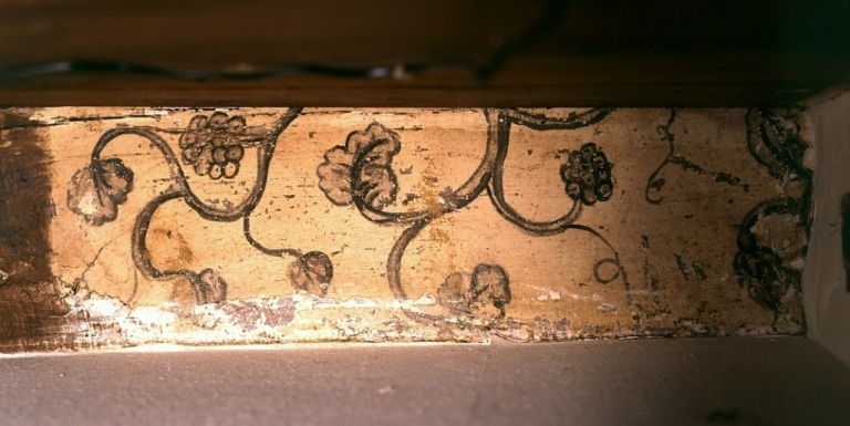 Intérieur, rez-de-chaussée. Vue d'un décor peint situé sur une poutre et représentant des sarments de vigne.