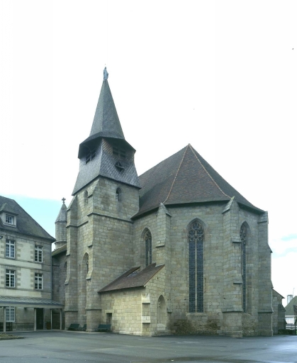 Vue d'ensemble depuis le sud-est montrant le choeur et le clocher.