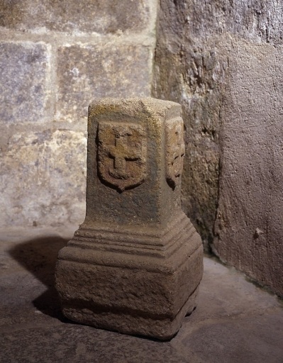 Socle orné des armes d'Aubusson. Vue d'ensemble. Dimensions : h = 67 ; La = 34, 5 ; La = 21.