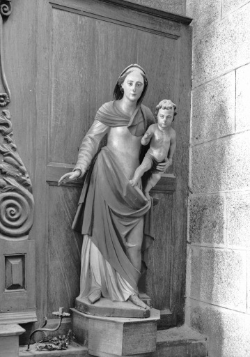 Vue de la statue encore située à droite d'un retable ornant une chapelle latérale de l'église Notre-Dame du Château.
