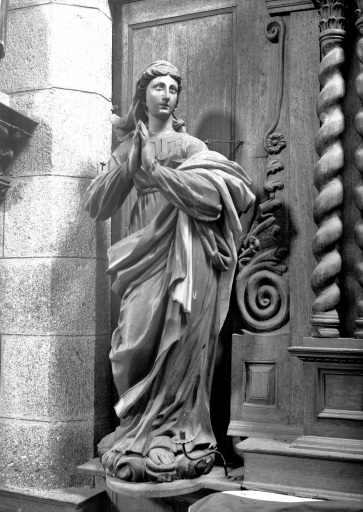 Vue de la statue encore située à gauche d'un retable ornant une chapelle latérale de l'église Notre-Dame du Château.