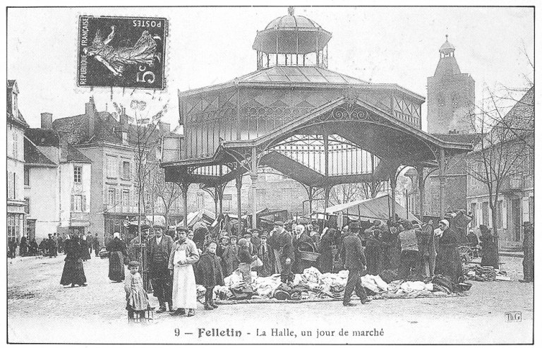 Vue de la halle, prise depuis le nord, un jour de marché, au début du 20e siècle.