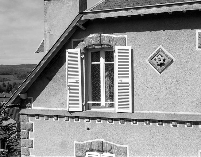 19 route de Crocq. Maison (AM 126). Vue de détail d'un motif en céramique ornant l'élévation est.