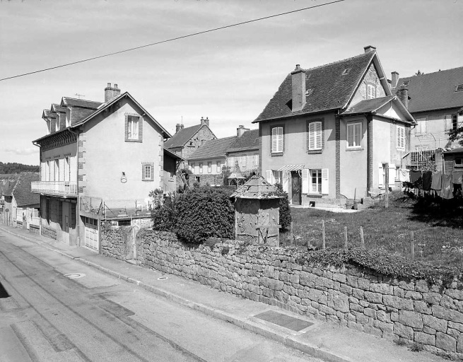 Route de Crocq et 8 route de Beaumont. Maisons (AK105, 261 et 262).