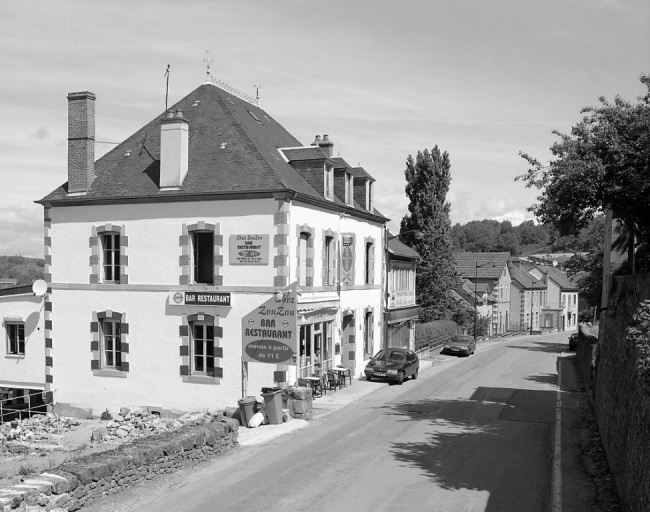 Hôtel de voyageurs : 11, 13, 15 route d'Aubusson. Ancien hôtel, restaurant Genet (AI 150 à 153). Vue d'ensemble.