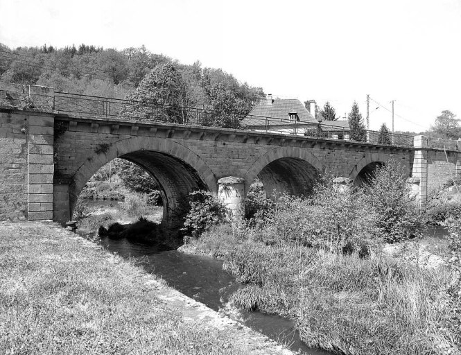 Vue d'ensemble prise en aval du pont, depuis la rive droite de la Creuse.