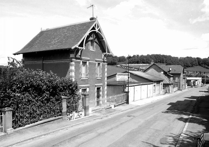 27 route d'Aubusson. Maison (AI 138). (Groupe E3). Maison, de type villa, avec mur pignon en façade, décor de pièces de charpente apparentes et décor de briques pour les encadrements de baies et chaînages d'angle.