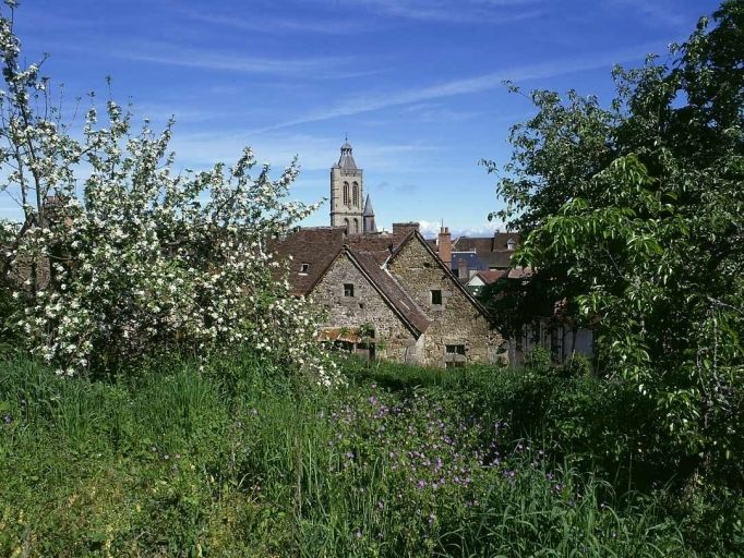 Vue, depuis le faubourg de Chanteloube, montrant quelques vieux toits et le clocher de l'église du Moutier.