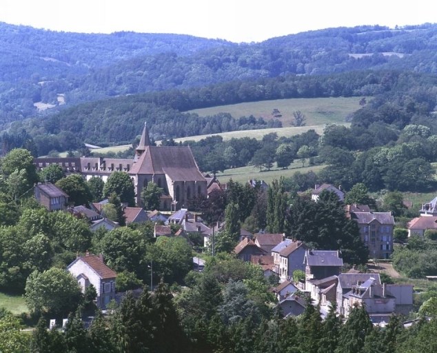 Vue partielle prise du nord, depuis le lycée du bâtiment (L M B), et montrant la route d'Aubusson ainsi que l'église du Château et l'ancien collège (actuel collège Jacques Grancher).