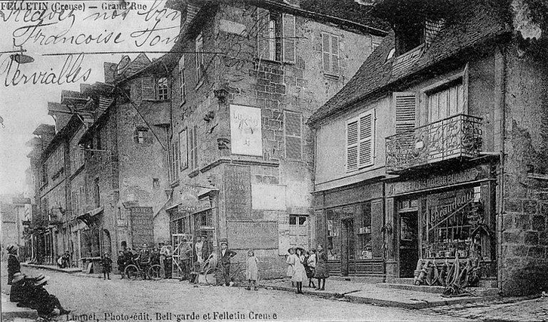 Vue de la maison, au début du 20e siècle ; le rez-de-chaussée abrite un magasin de cycle.